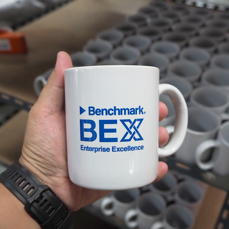 ผลงาน แก้วมัค สกรีนโลโก้ benchmark BEX